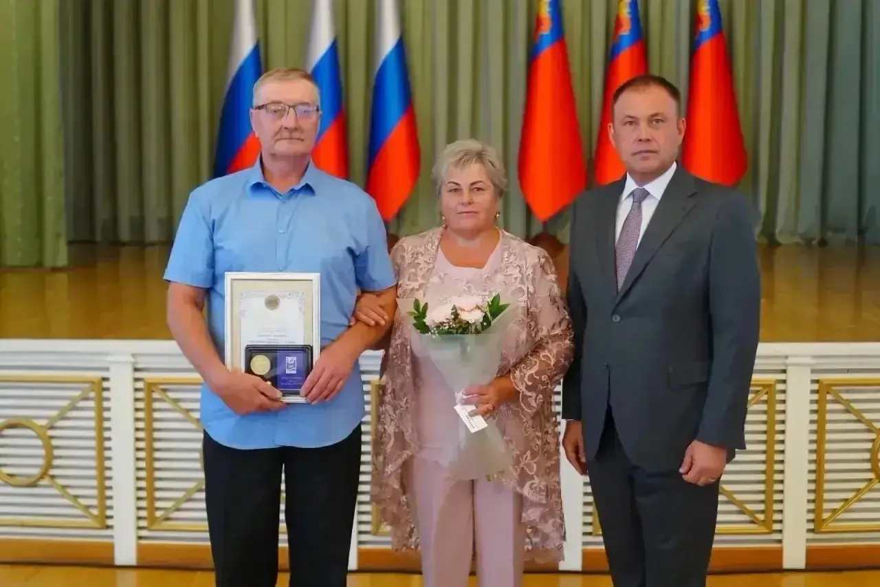 Сегодня фрезеровщик Елонов Юрий Юзефович, вместе с супругой Ларисой Павловной принимает поздравления с Днем семьи от Губернатора области! изображение